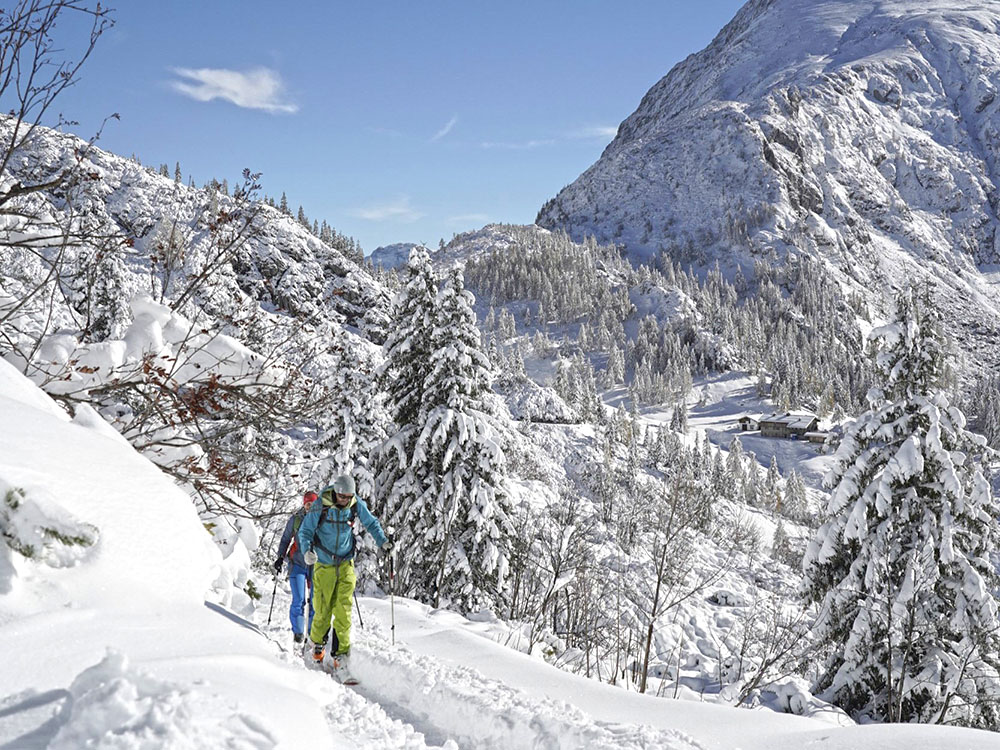 Skitourengeher im Tiefschnee