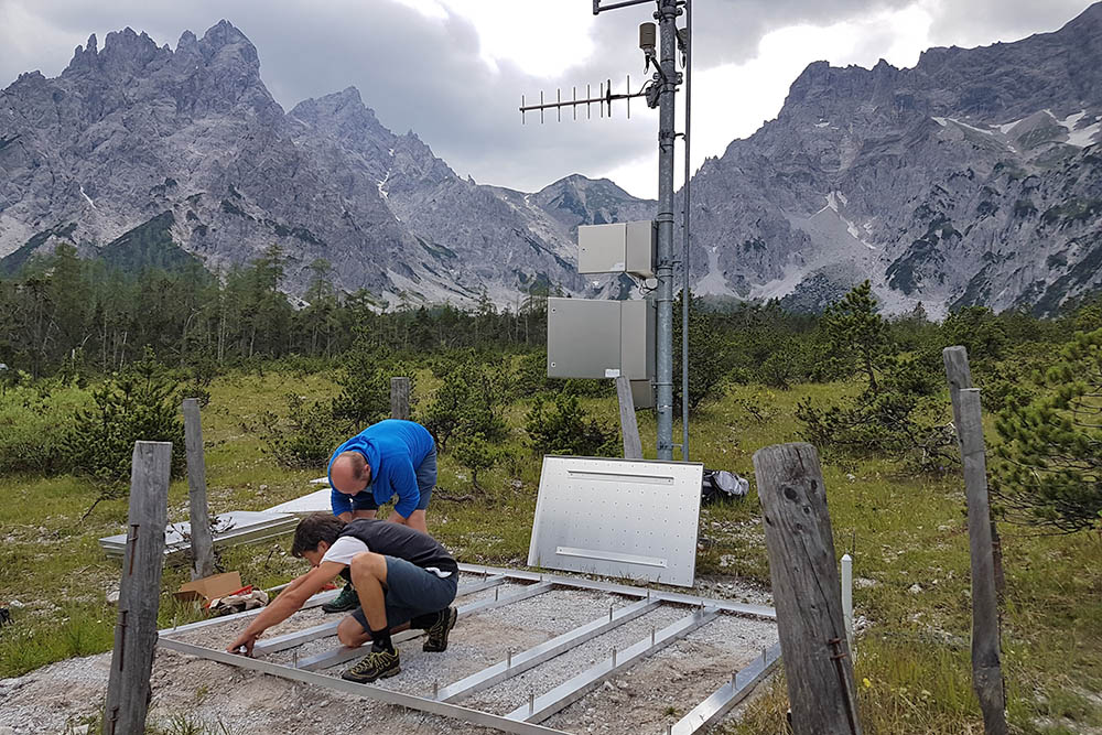 Aufbau einer Schneewaage an der automatischen Klimastation in der Brunftbergtiefe