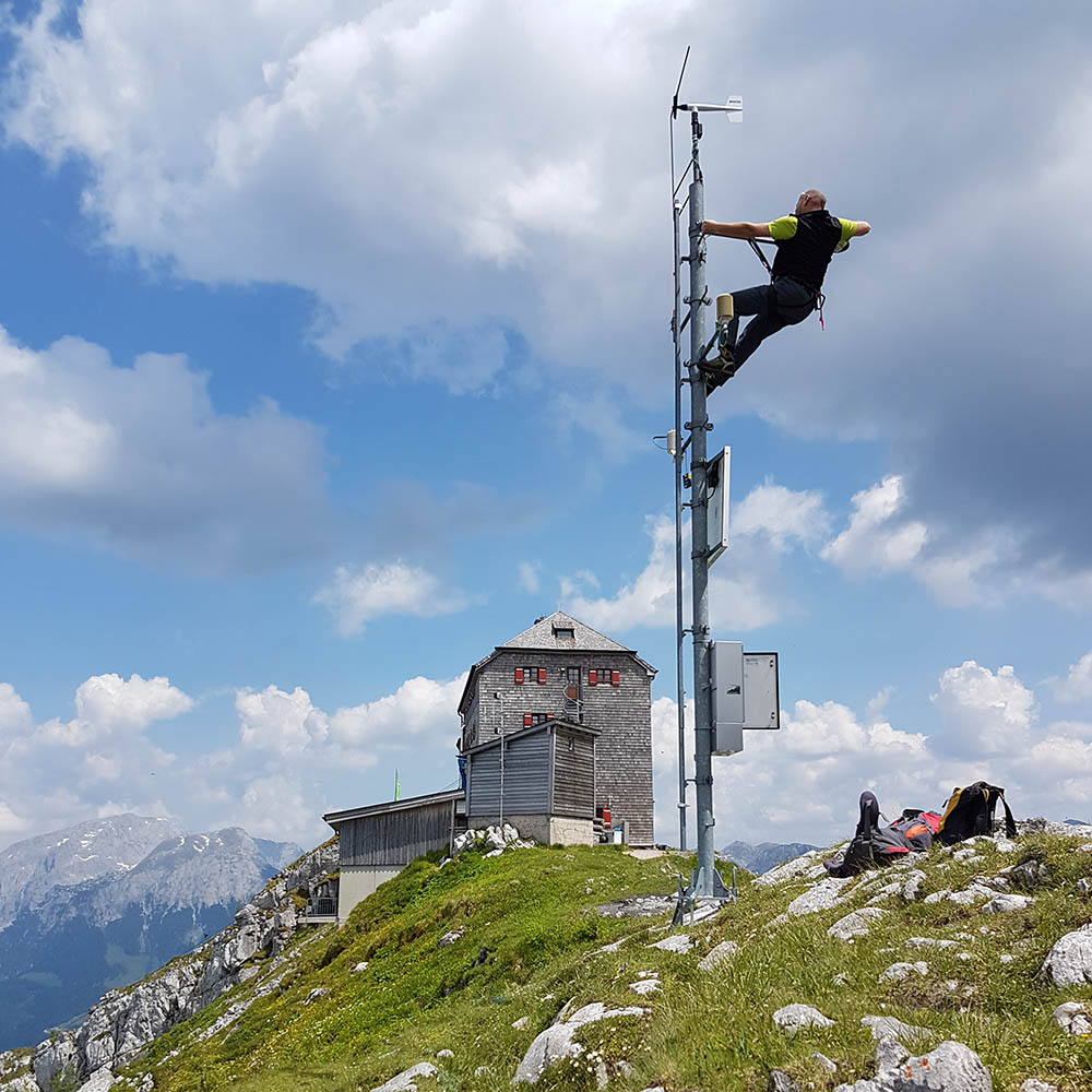 Maintenance of the automatic climate station at the Watzmannhaus