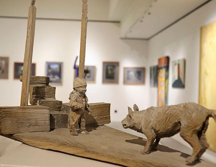 Das Bild zeigt eine geschnitzte Figur von der Künstlerausstellung im Nationalparkzentrum Haus der Berge.