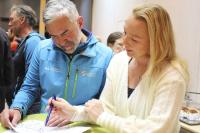 Nationalparkleiter Dr. Roland Baier (l.) diskutierte am Rande der traditionellen Herbstversammlung mit der Vorsitzenden der DAV-Sektion Berchtesgaden, Gabi Schieder-Moderegger (r.), die Gestaltung der neuen Radkarte der Nationalparkverwaltung.