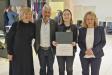 Bundesumweltministerin Steffi Lemke (r.), Alenka Smerkolj, Generalsekretärin der Alpenkonvention (l.) und Nationalparkleiter Dr. Roland Baier gratulieren Nachwuchswissenschaftlerin Christina Dollinger zum 3. Preis beim „Young Academics Award“.